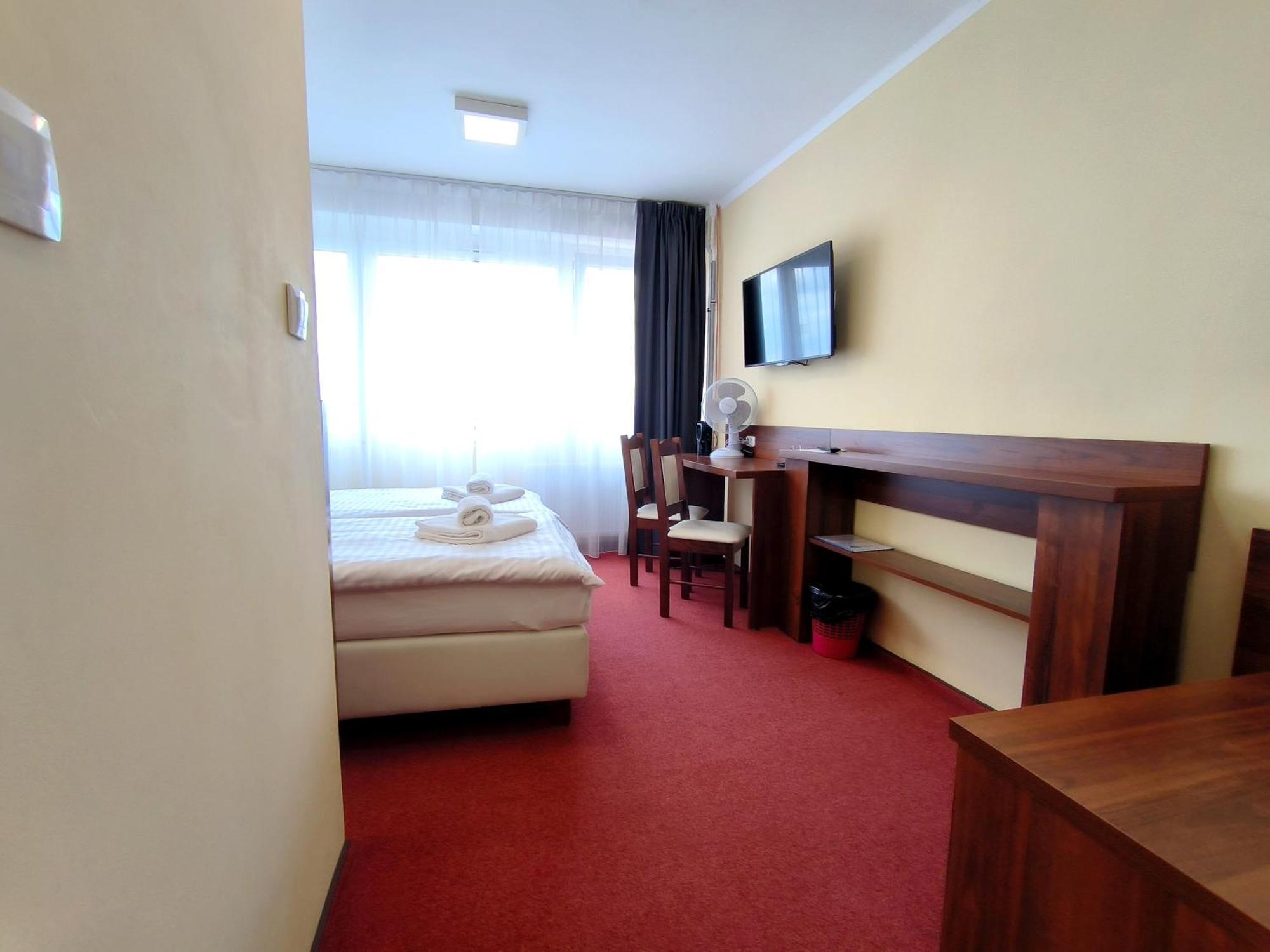 Hotel Sill キェルツェ エクステリア 写真