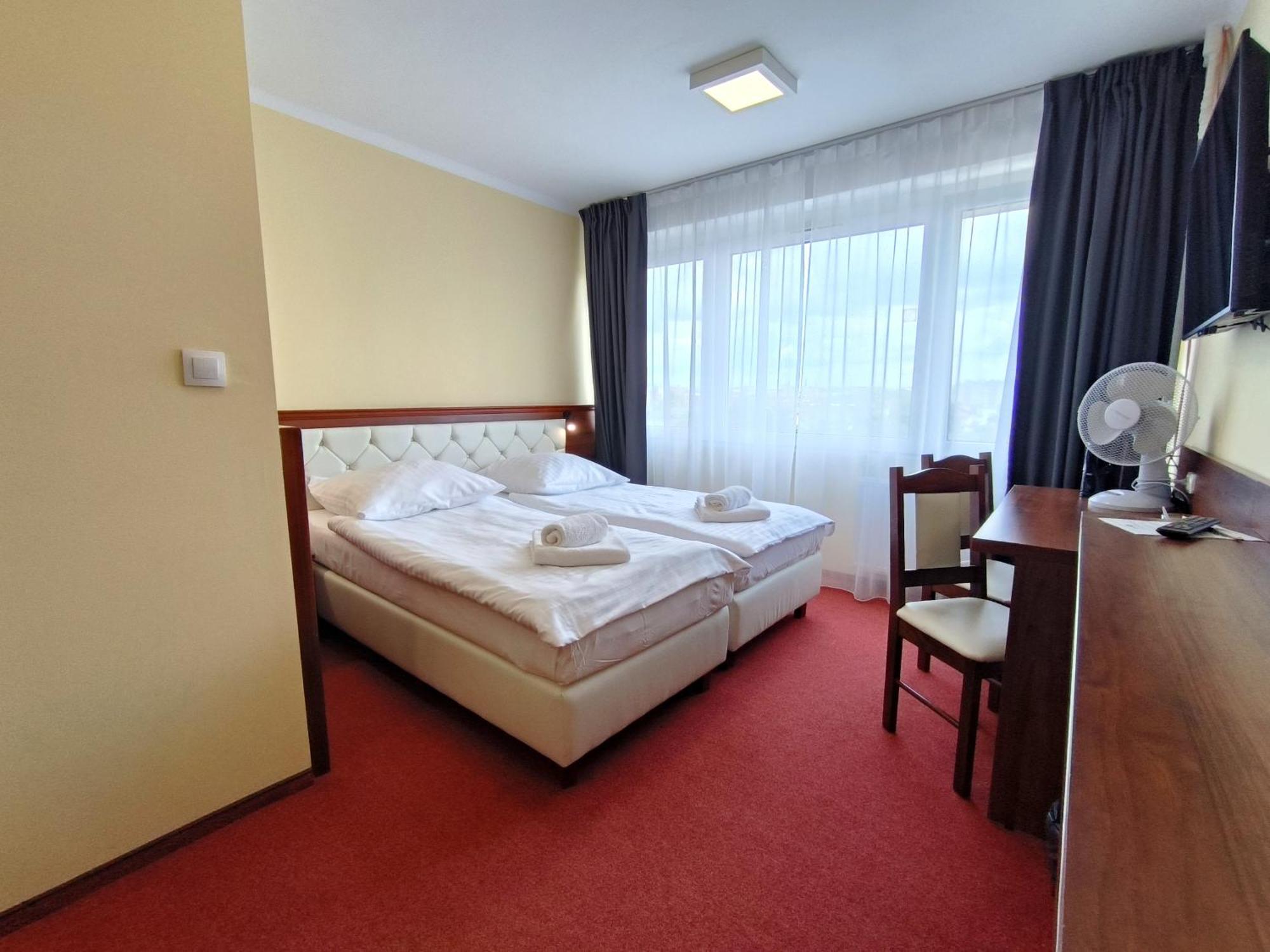 Hotel Sill キェルツェ エクステリア 写真