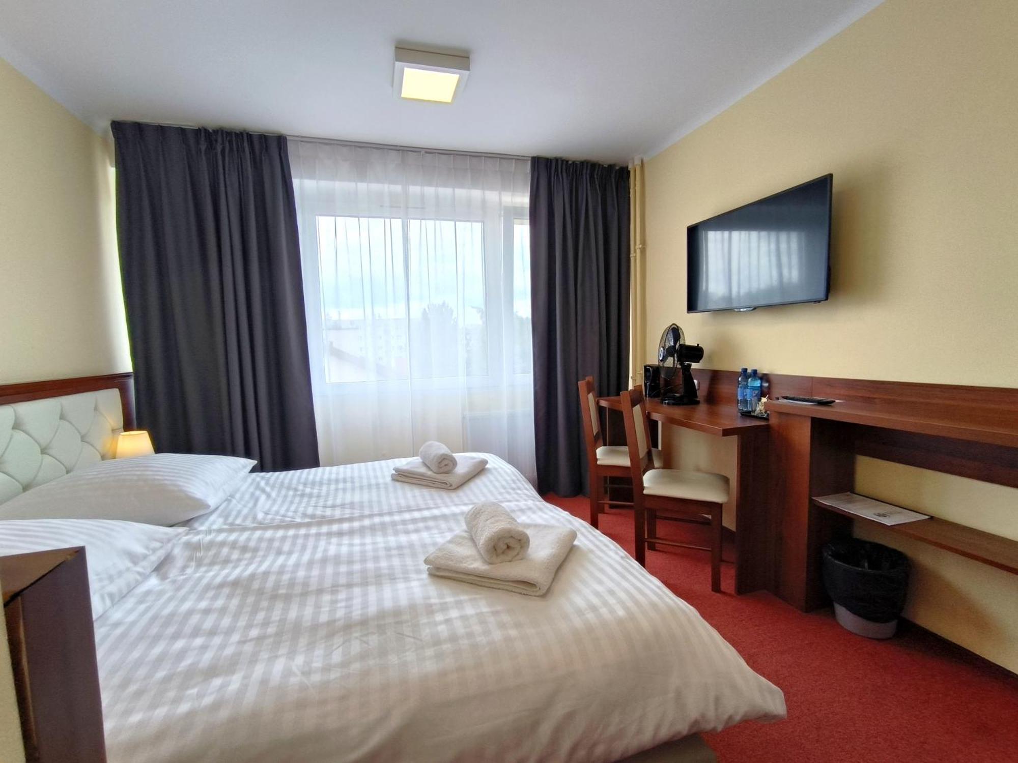 Hotel Sill キェルツェ エクステリア 写真