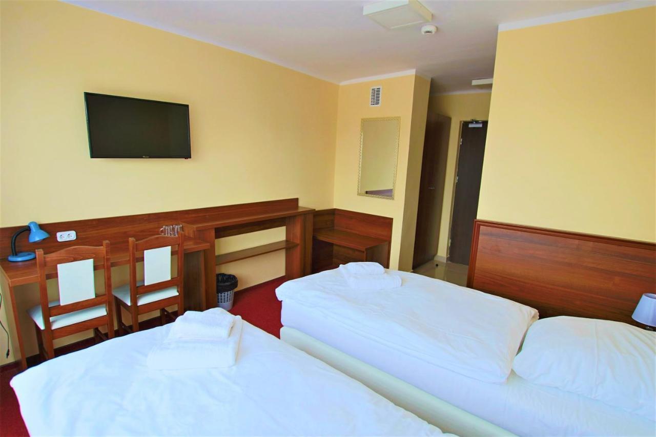 Hotel Sill キェルツェ エクステリア 写真